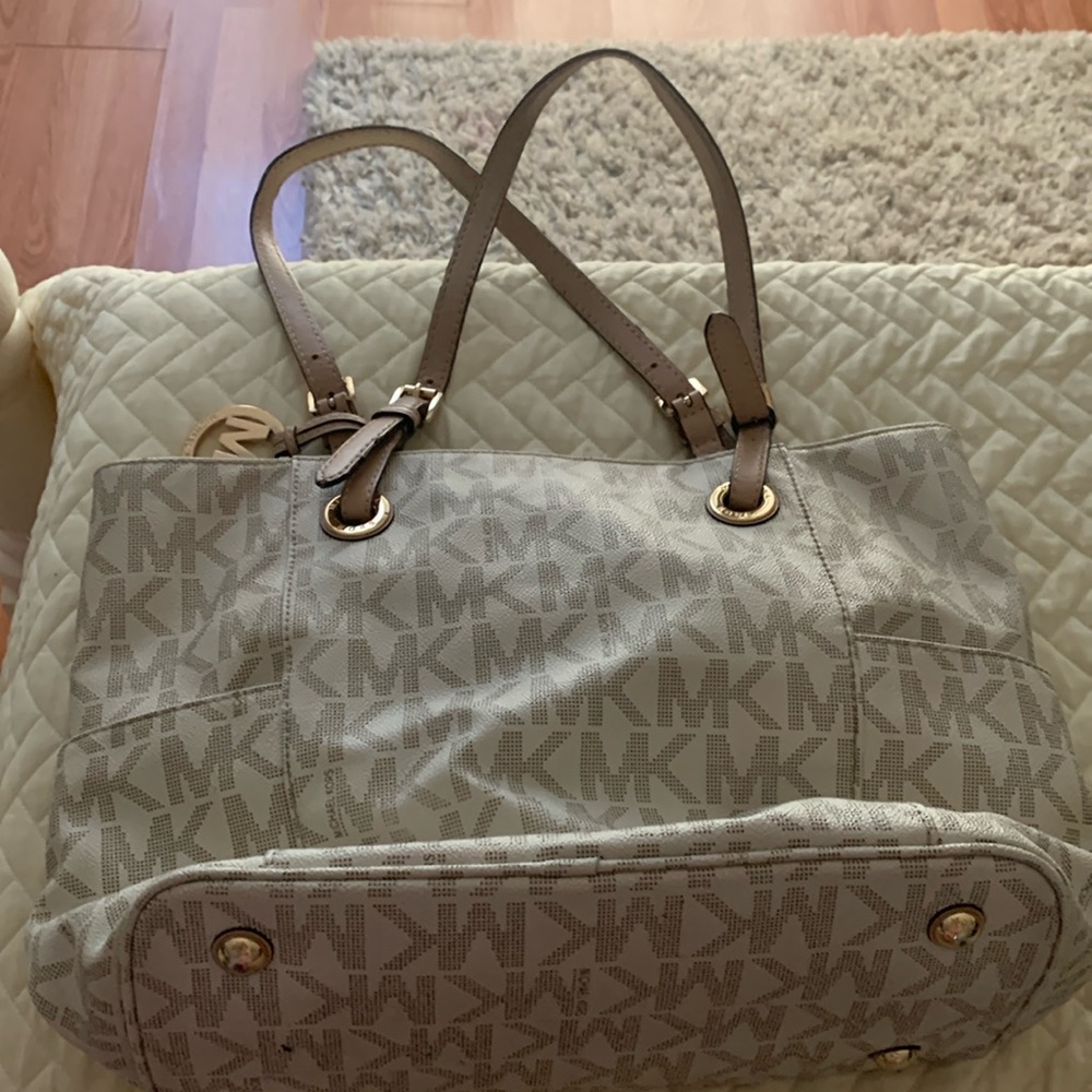Micheal kors beige purse